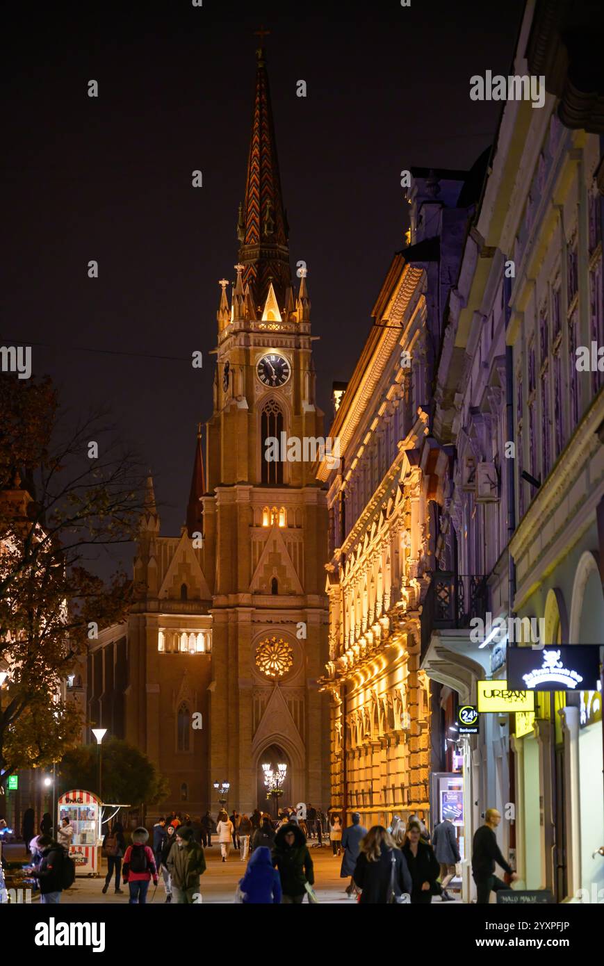 Novi Sad, Serbie - 16 novembre 2024 : centre-ville de Novi Sad et place de la ville la nuit, capitale de la province de Voïvodine Banque D'Images