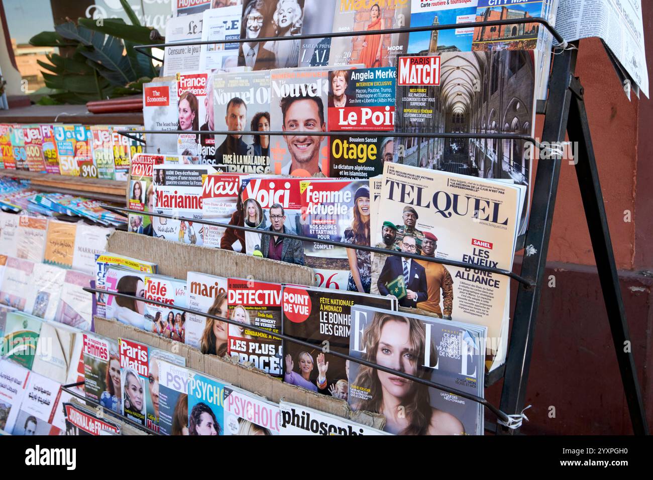 sélection de magazines français en vente dans un kiosque à marrakech, maroc Banque D'Images