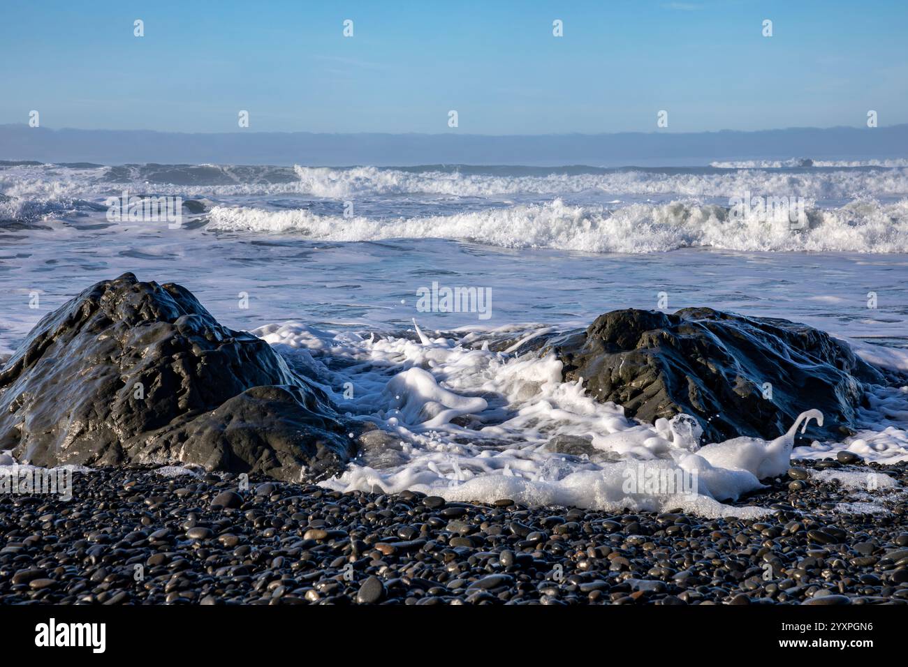 WA28018-00...WASHINGTON - marée entrante sur la côte Pacifique à Ruby Beach dans Olympic Naitonal Park. Banque D'Images