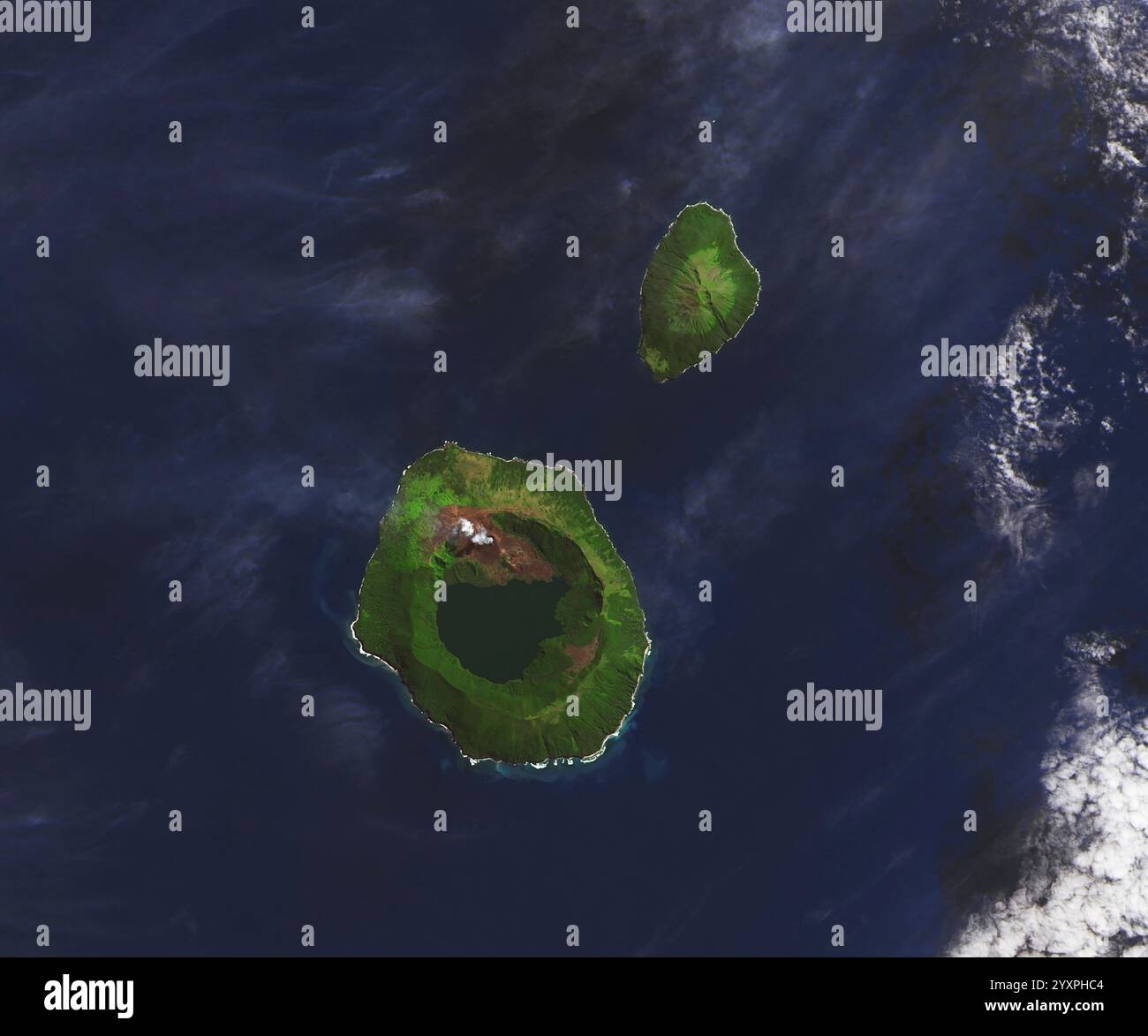 Vue satellite de l'île de Tofua (en bas à gauche) et de l'île voisine de Kao, Tonga. Banque D'Images