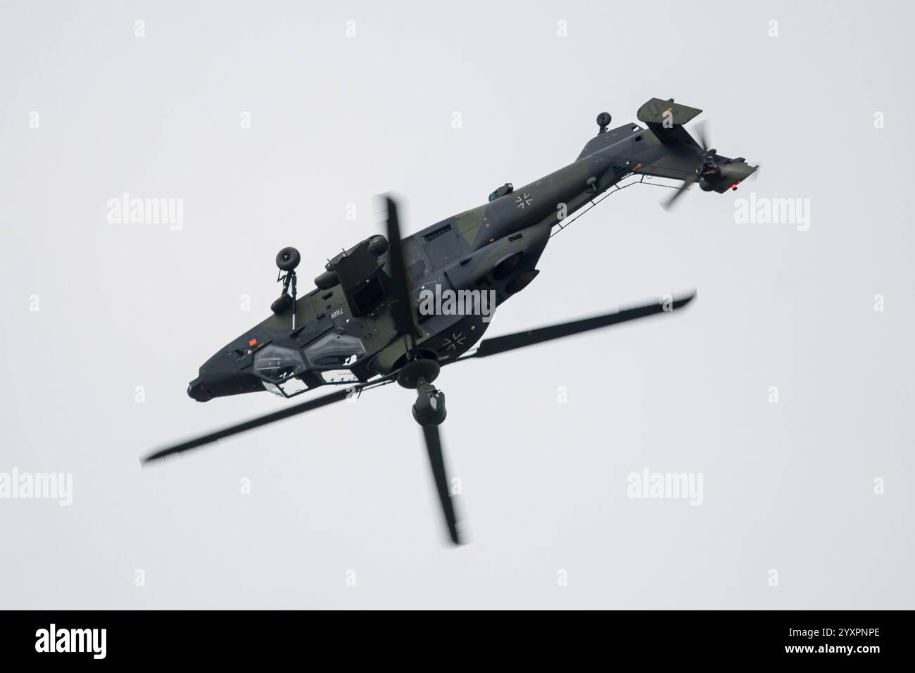 Hélicoptère Tigre de l'armée allemande lors d'une boucle, Berlin, Allemagne. Banque D'Images