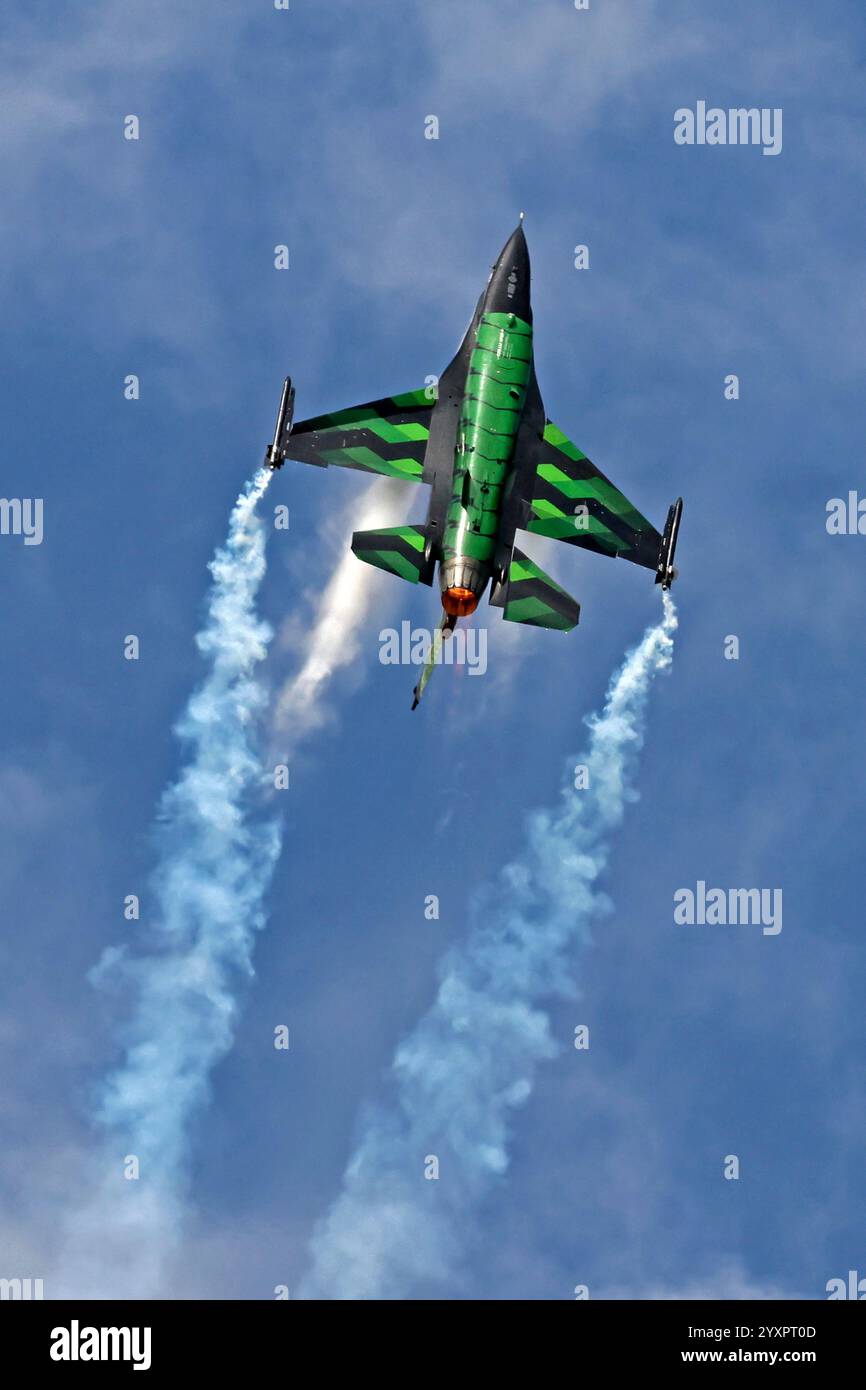 Le Dream Viper F-16 de la Belgain Air Force effectuant une manœuvre. Banque D'Images