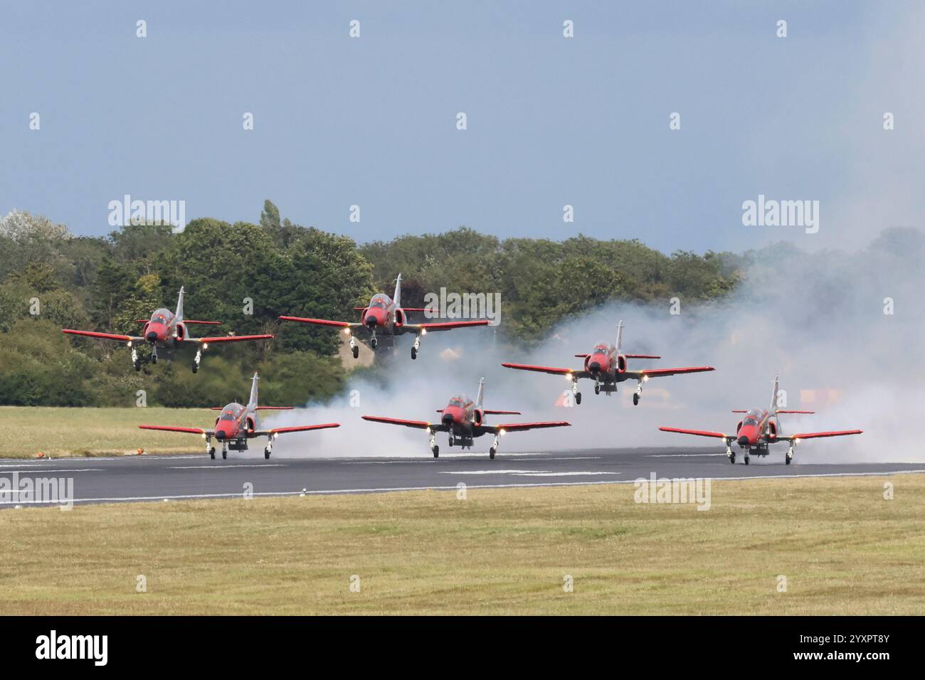 Atterrissage synchronisé de l'équipe de voltige de l'armée de l'air espagnole Patrulla Aguila. Banque D'Images