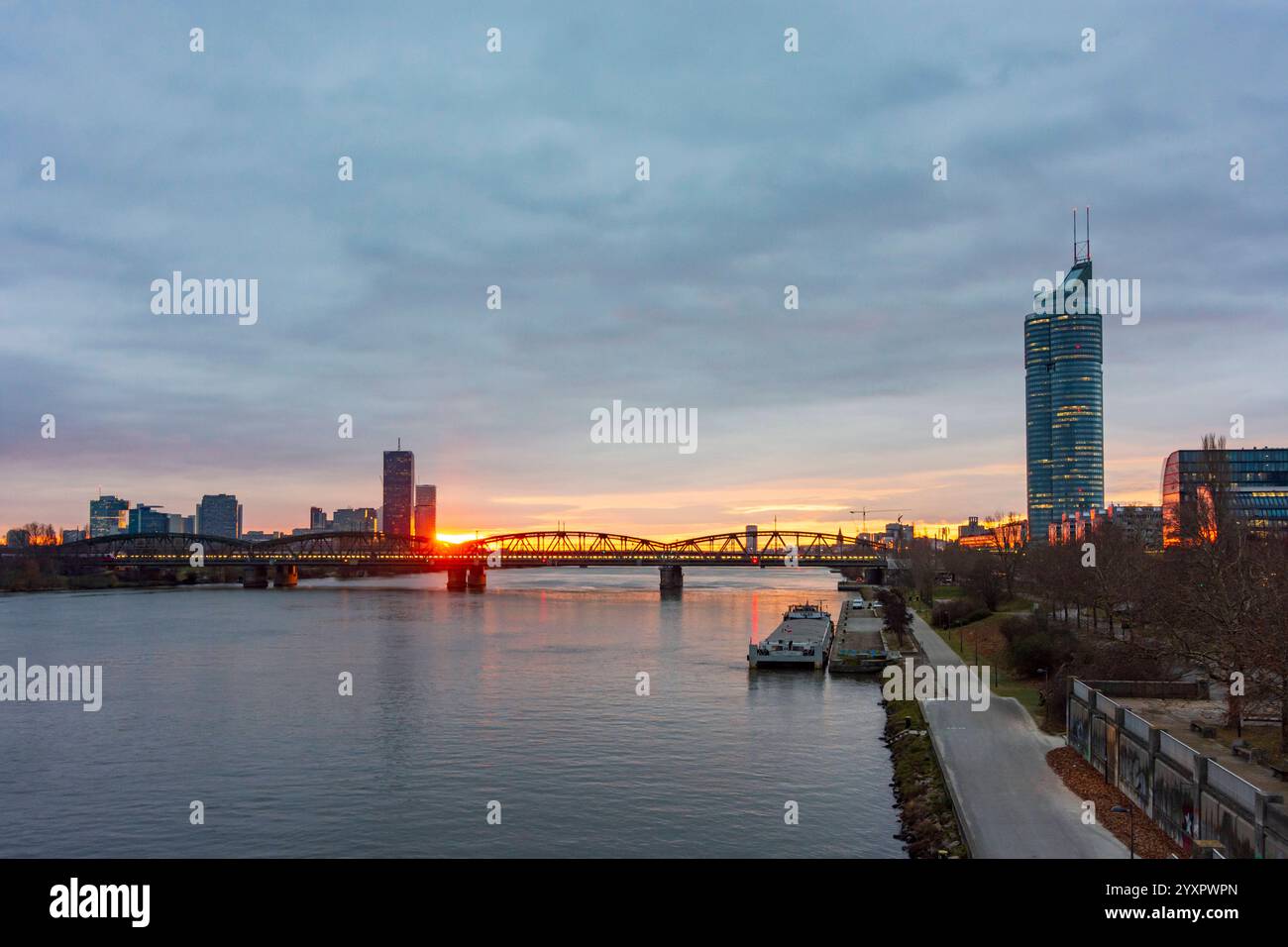 Lever de soleil ardent sur la rivière Donau Danube, pont Nordbahnbrücke, gratte-ciel à Donaucity avec DC Tower 1, Millennium Tower droite Vienne 20. Brigittenau Wie Banque D'Images