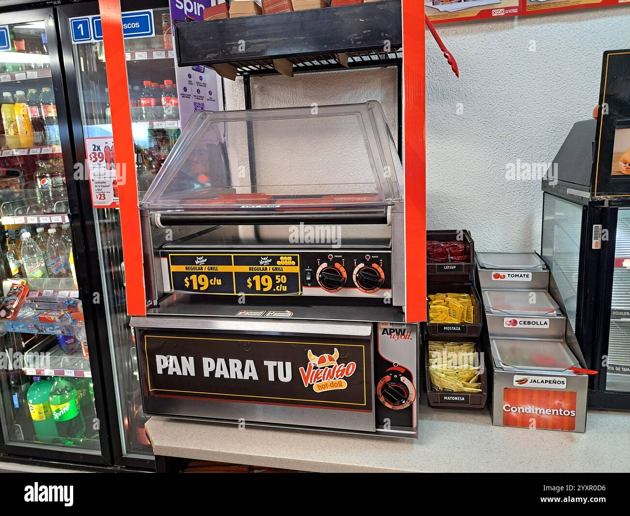 Mexico, Mexique - 13 juin 2022 : les magasins OXXO qui vendent du café Andatti, changent les gobelets en mousse de polystyrène pour du papier et des saucisses hot-dog continuent Banque D'Images