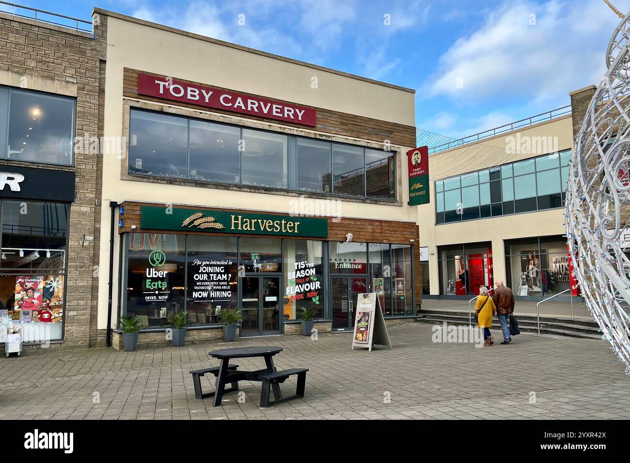 Restaurants Harvester et Toby Carvery sur Saint Catherine's Walk. Carmarthen, pays de Galles, Royaume-Uni. 11 décembre 2024. - Image de stock capturée avec un smartphone