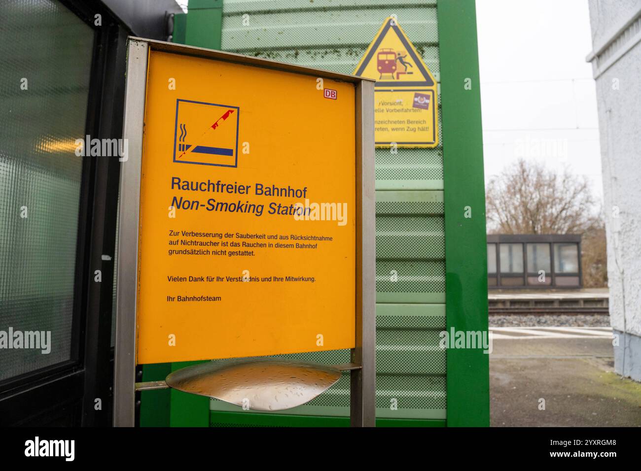 Bavière, Allemagne - 17 décembre 2024 : un panneau jaune sur le quai indiquant une station sans fumée. Ce symbole Deutsche Bahn représente la considération et la protection des autres voyageurs contre les risques pour la santé, non-fumeur et non-fumeur sur la plate-forme. *** Ein gelbes Hinweisschild am Bahnsteig, das auf den rauchfreien Bahnhof hinweist. Dieses Symbol der Deutschen Bahn steht für Rücksichtnahme und den Schutz der Mitreisenden vor gesundheitlichen Belastungen, Nichtraucher und Rauchverbot auf am Bahnsteig. Banque D'Images