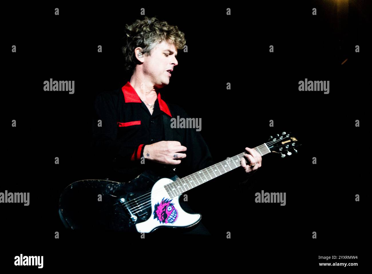 Green Day : Billie Joe Armstrong se produit lors du premier jour du Corona Capital Music Festival 2024 au Autódromo Hermanos Rodríguez le 15 novembre 2024 à Mexico, Mexique. Photo : Annie Lesser/imageSPACE/Sipa USA Banque D'Images