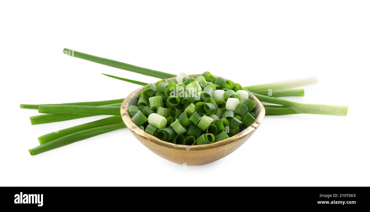 Couper les oignons verts frais isolés sur blanc Banque D'Images