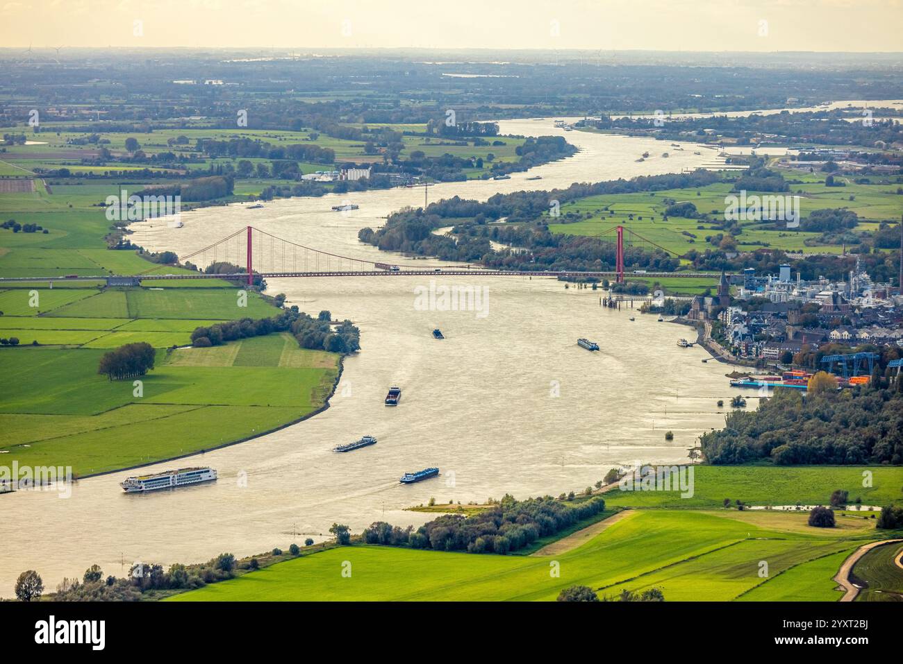 Vue aérienne, bateau d'excursion A-Rosa Sena bateau de croisière fluviale, bateau e-motion avec pont solaire et piscine et navigation, Rhin courbe avec pont E du Rhin Banque D'Images