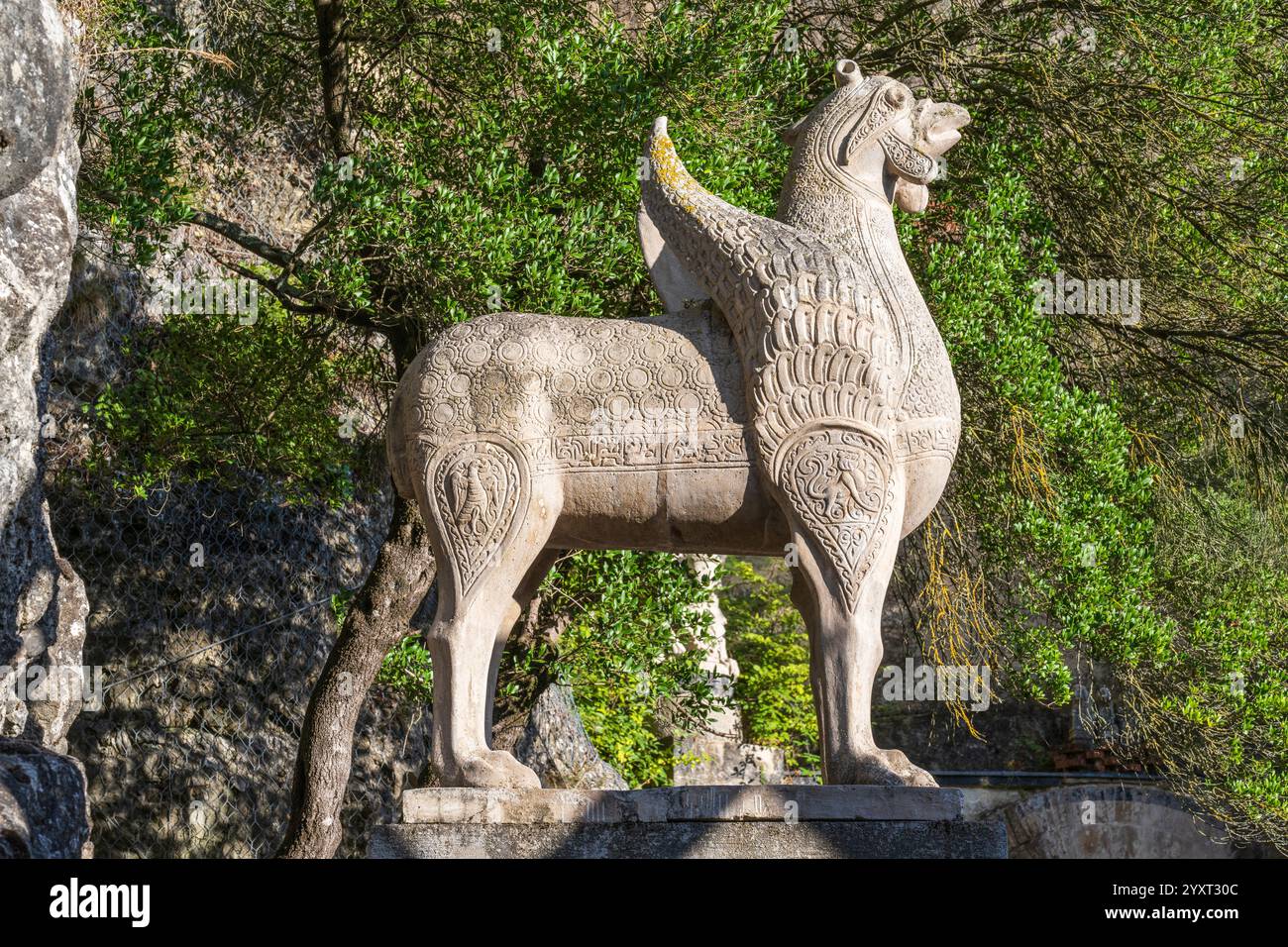 Sculpture en pierre d'un griffon dans l'une des cours du château Rocchetta Mattei près de Riola dans la région d'Emilie-Romagne du nord de l'Italie Banque D'Images