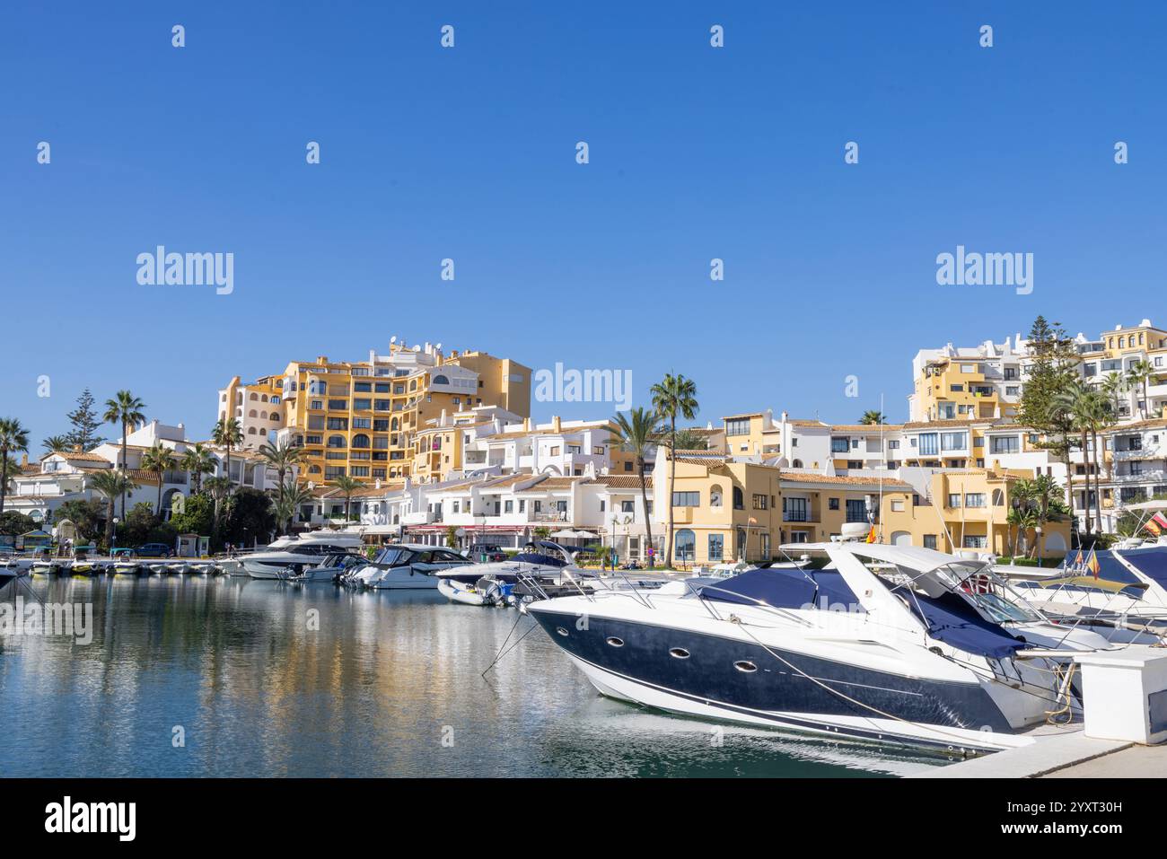 Photo de la belle marina de plaisance située à Puerto de Cabopino à Marbella Málaga montrant des bateaux dans l'eau le long des magasins de côté pris dans le mois Banque D'Images
