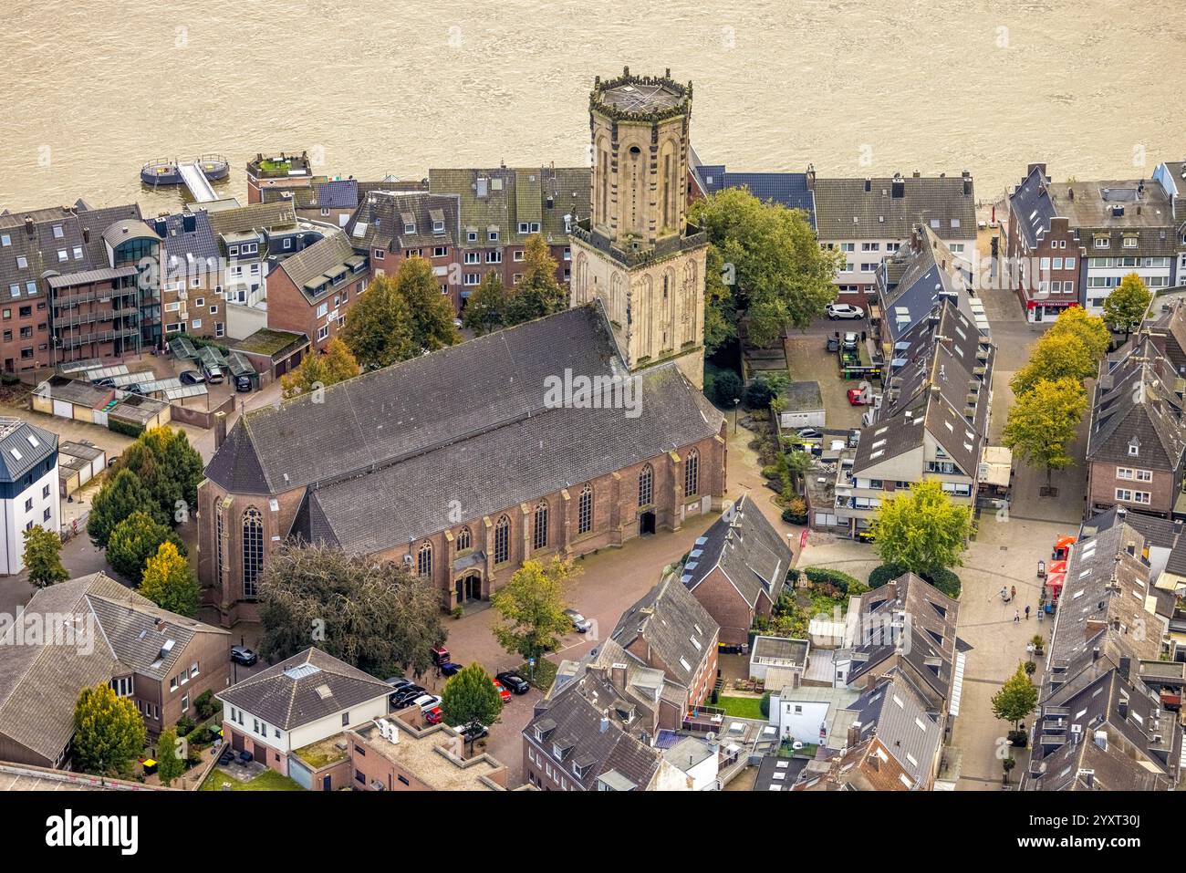 Vue aérienne, : Aldegundis Catholique sur la promenade du Rhin dans le centre-ville, Emmerich, Emmerich sur le Rhin, Bas Rhin, Rhénanie du Nord-Westp Banque D'Images
