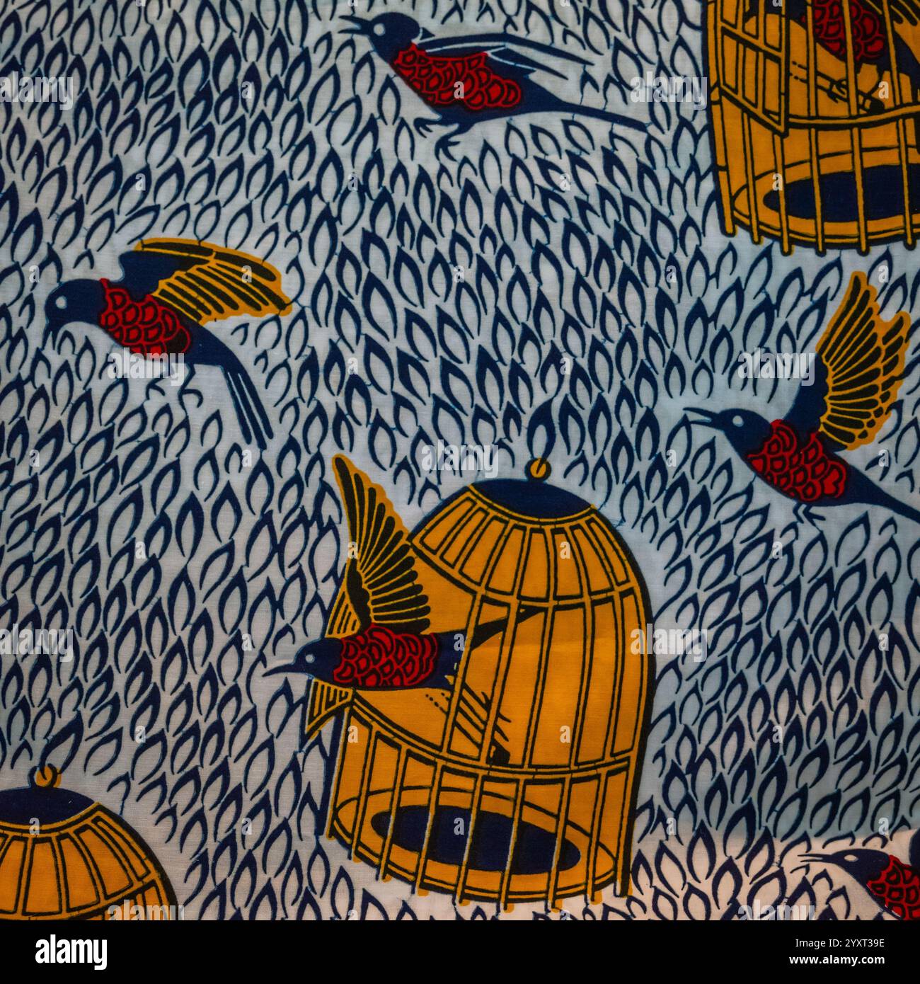 Motif traditionnel de tissu africain avec des oiseaux volants et des cages. Banque D'Images