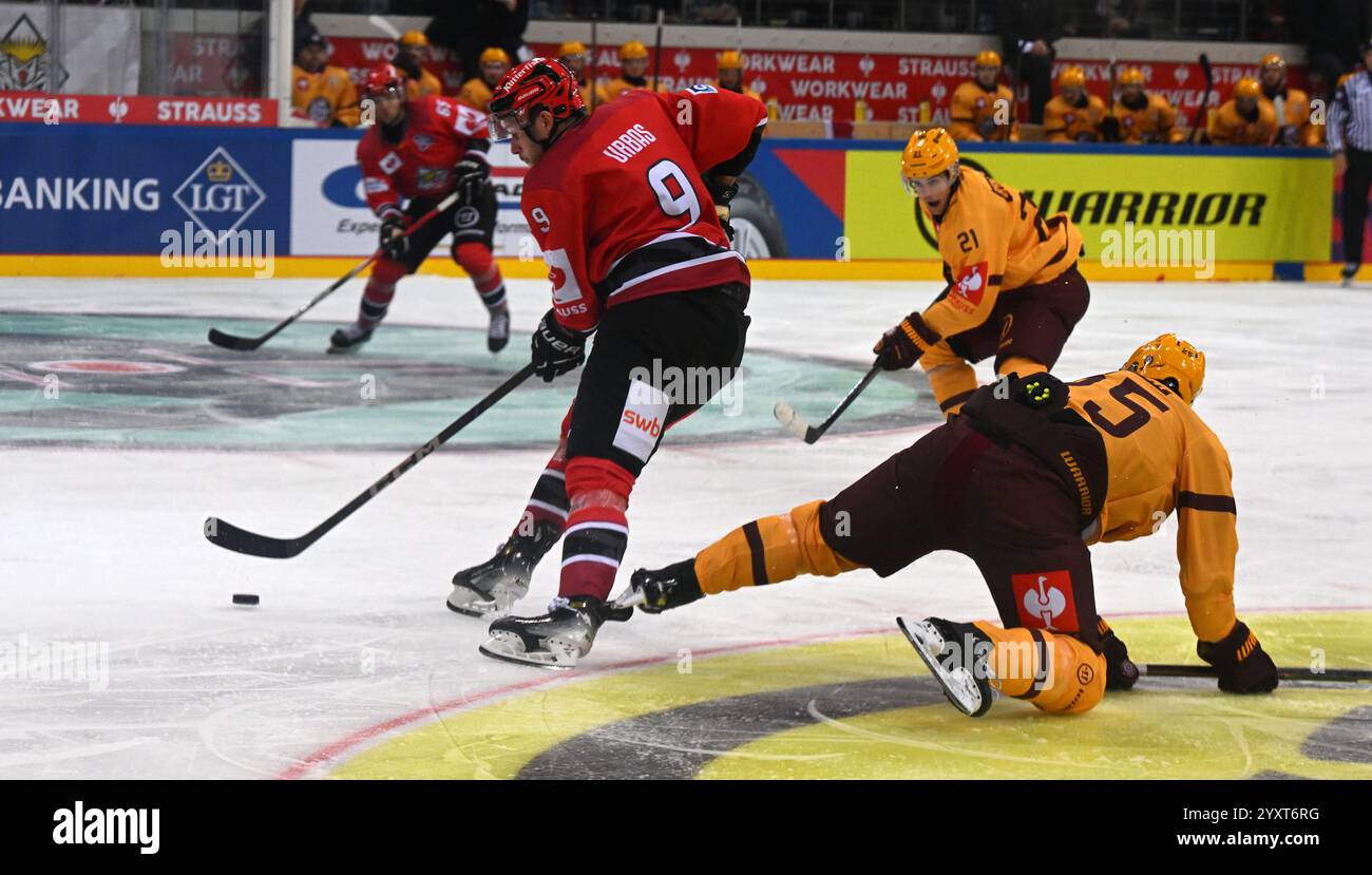 Bremerhaven, Allemagne. 17 décembre 2024. Hockey sur glace : Ligue des Champions, Pinguins Bremerhaven - Servette Genève, finale, quarts de finale, deuxième manche. Jan Urbas de Bremerhaven (l) avant de marquer le 2:1. Crédit : Stringer/dpa/Alamy Live News Banque D'Images