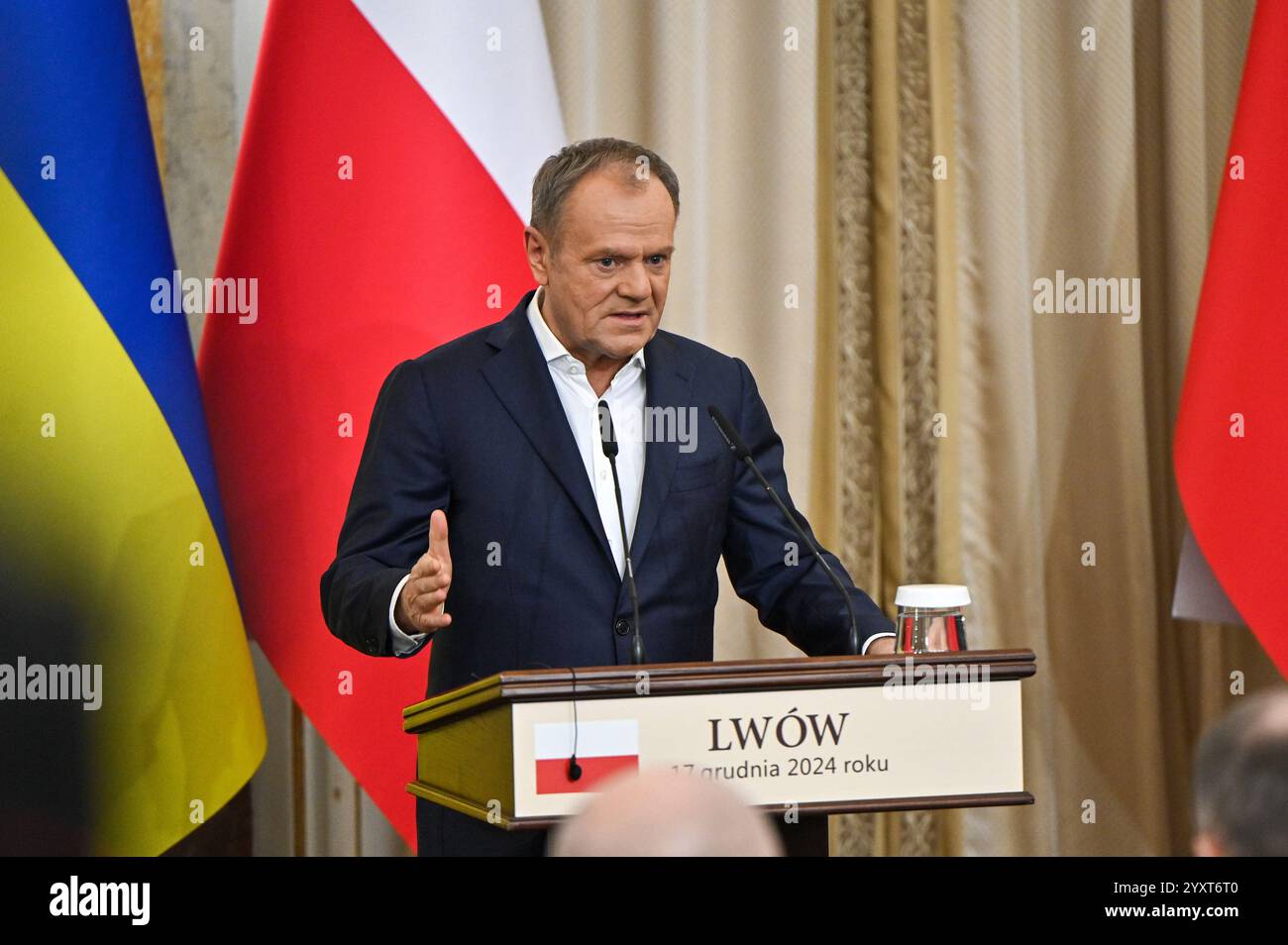 LVIV, UKRAINE - 17 DÉCEMBRE 2024 - le premier ministre polonais Donald Tusk s'exprime lors d'une conférence de presse conjointe avec le président ukrainien Volodymyr Zelenskyy au Palais Potocki, à Lviv, dans l'ouest de l'Ukraine Banque D'Images