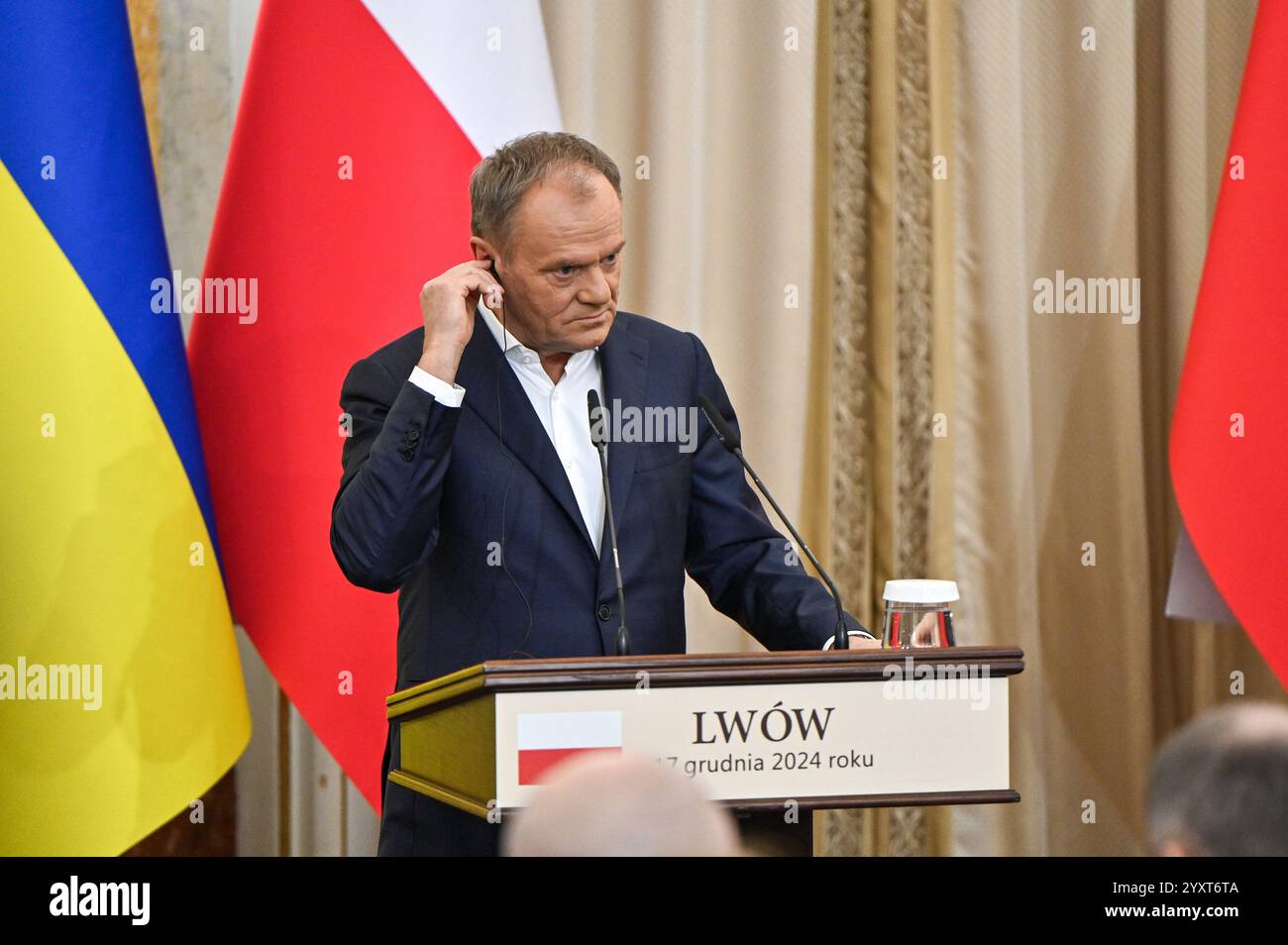 LVIV, UKRAINE - 17 DÉCEMBRE 2024 - le premier ministre polonais Donald Tusk est vu lors d'une conférence de presse conjointe avec le président ukrainien Volodymyr Zelenskyy au Palais Potocki, à Lviv, dans l'ouest de l'Ukraine Banque D'Images