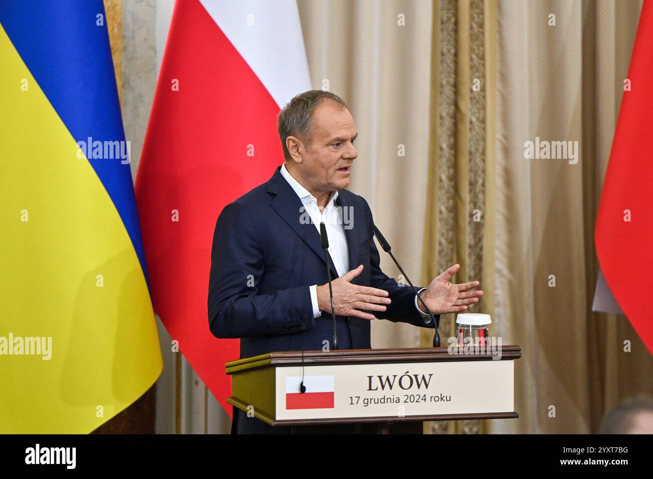 LVIV, UKRAINE - 17 DÉCEMBRE 2024 - le premier ministre polonais Donald Tusk s'exprime lors d'une conférence de presse conjointe avec le président ukrainien Volodymyr Zelenskyy au Palais Potocki, à Lviv, dans l'ouest de l'Ukraine Banque D'Images
