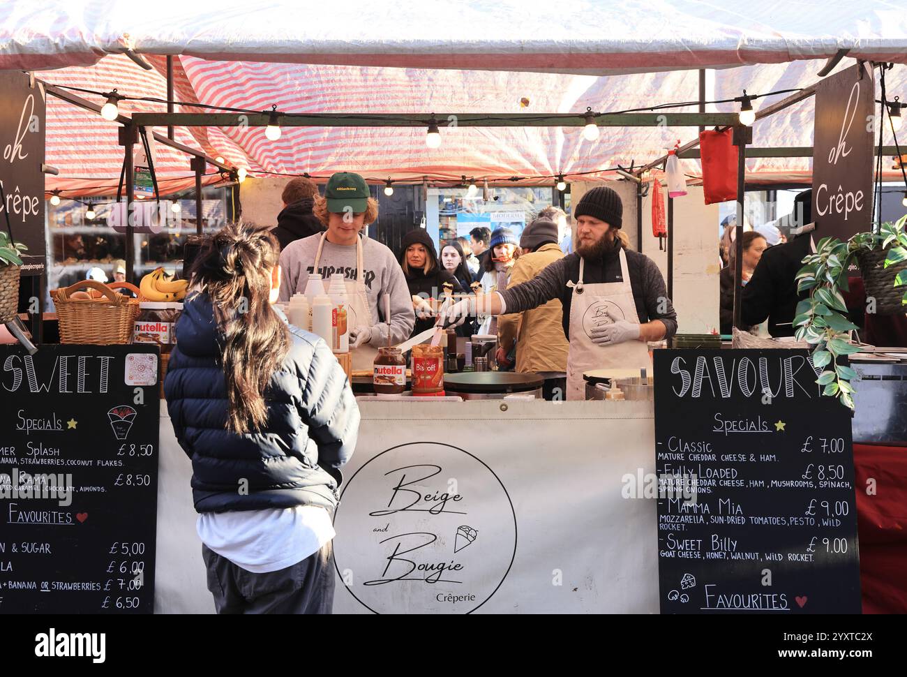 Broadway Street Market à Hackney, dans l'est de Londres, très occupé à Noël, Royaume-Uni Banque D'Images