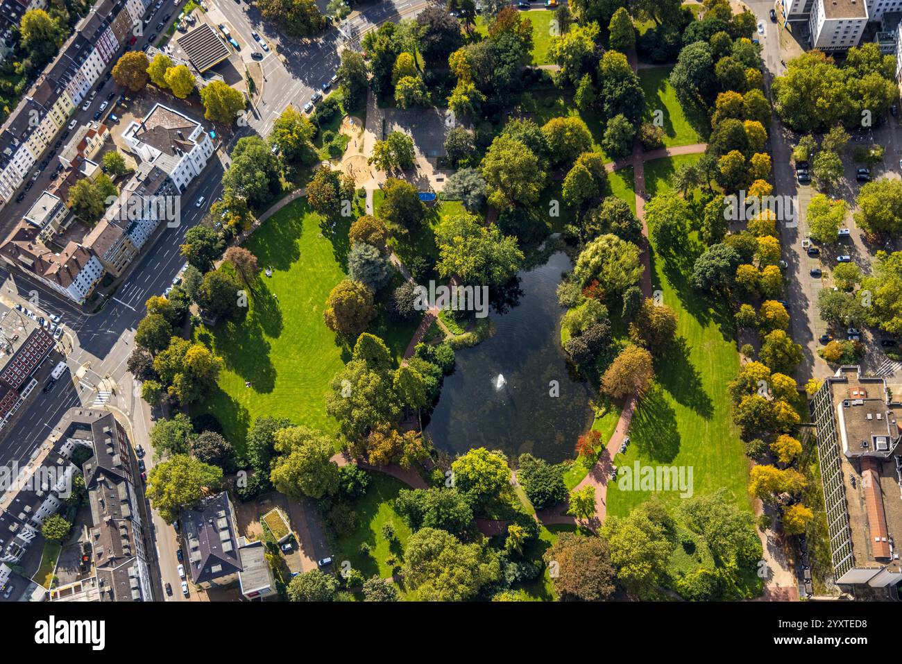 Vue aérienne, jardin de la ville et étang avec fontaine, arbres verts, Südviertel, Essen, région de la Ruhr, Rhénanie du Nord-Westphalie, Allemagne Banque D'Images