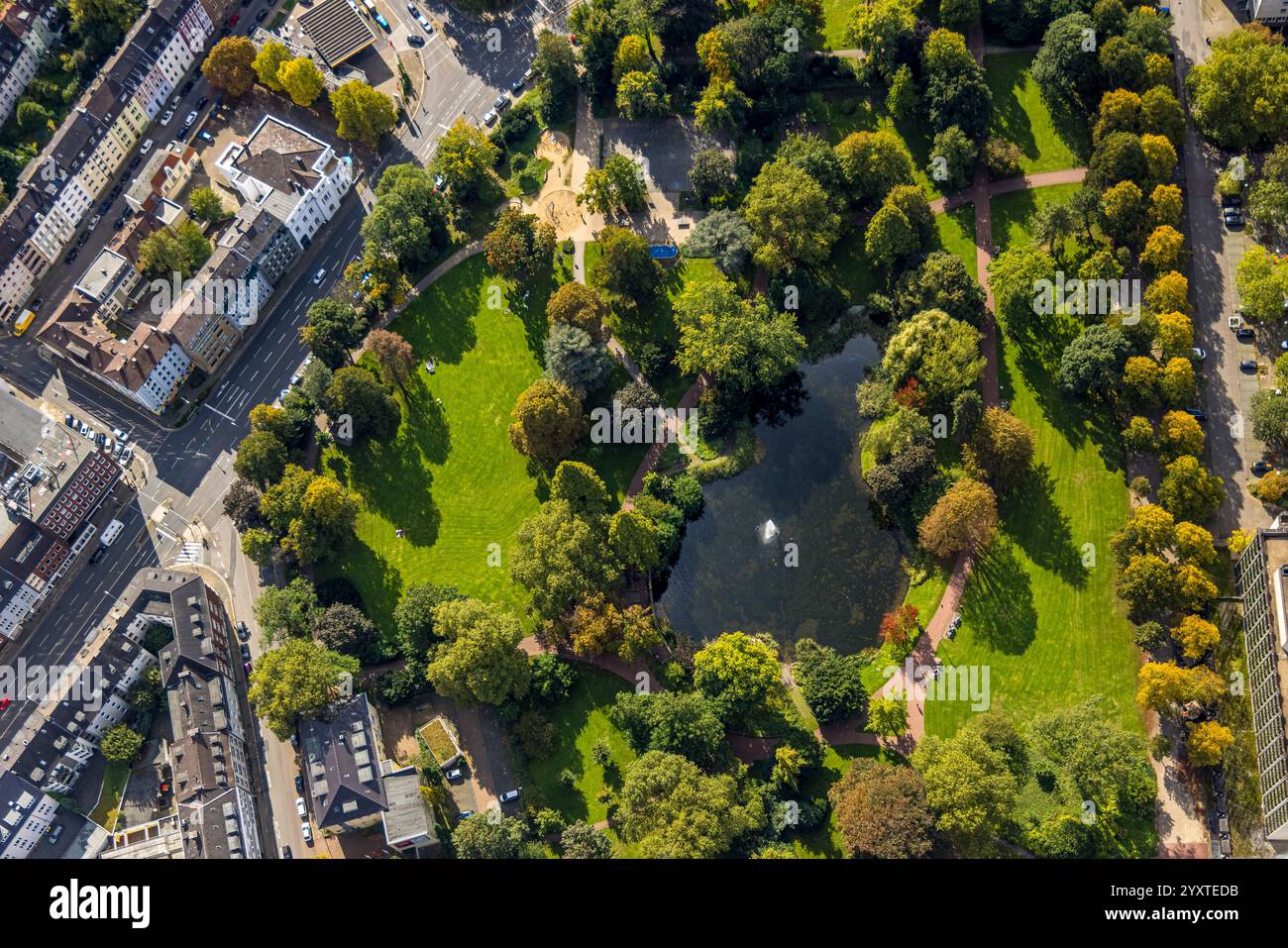 Vue aérienne, jardin de la ville et étang avec fontaine, arbres verts, Südviertel, Essen, région de la Ruhr, Rhénanie du Nord-Westphalie, Allemagne Banque D'Images