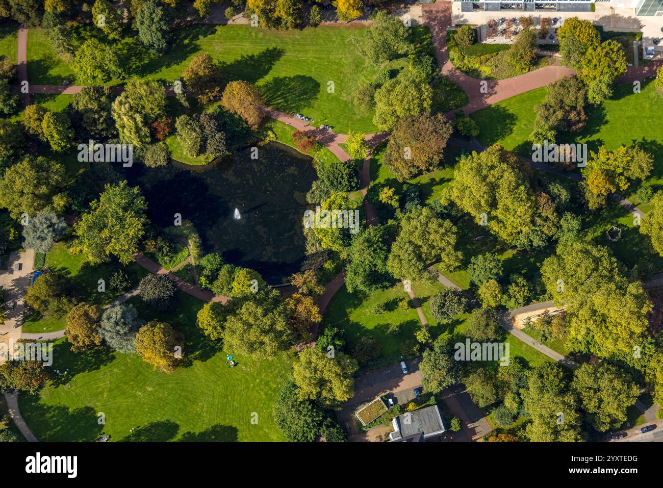 Vue aérienne, jardin de la ville et étang avec fontaine, arbres verts, Südviertel, Essen, région de la Ruhr, Rhénanie du Nord-Westphalie, Allemagne Banque D'Images