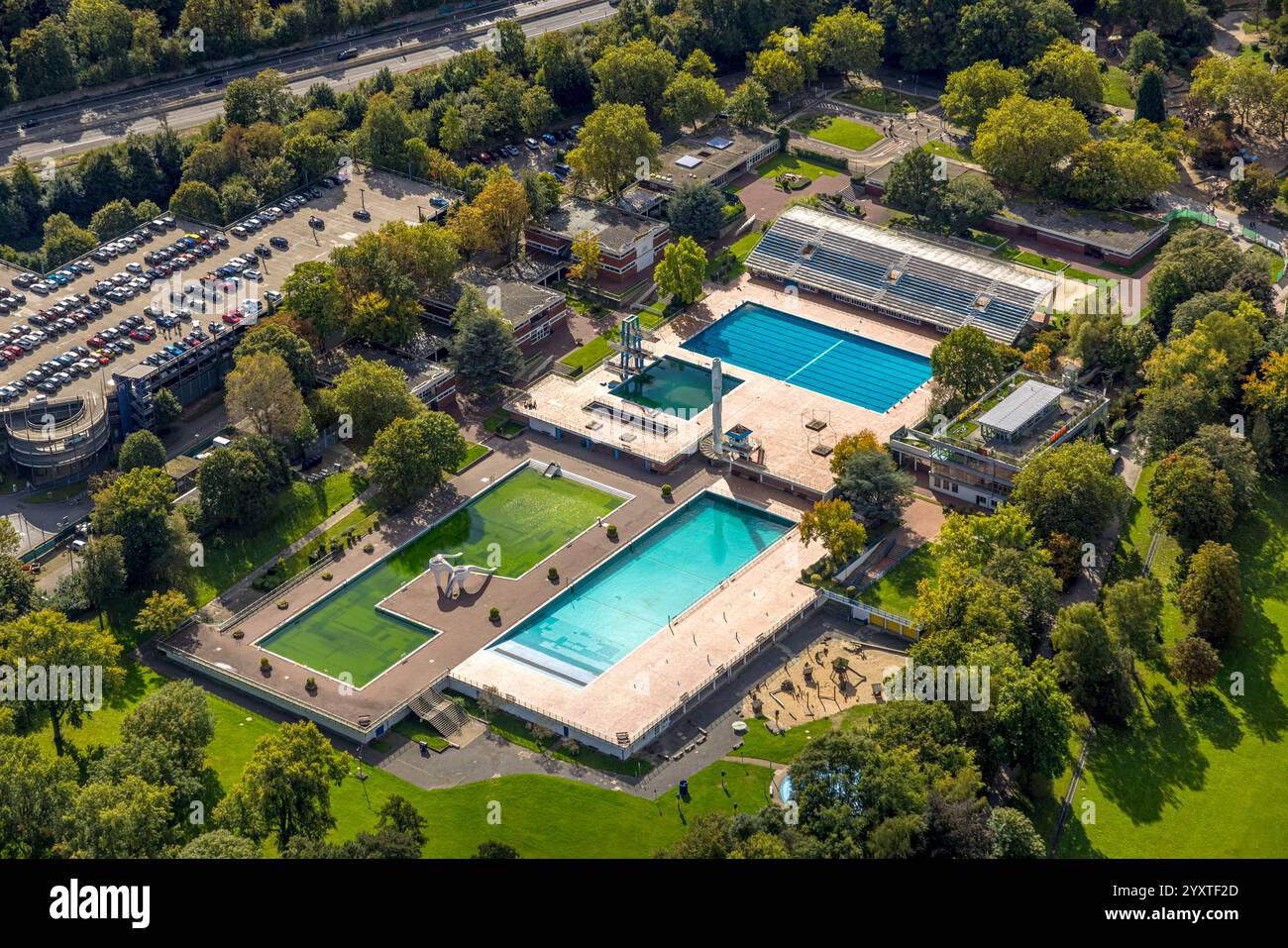 Vue aérienne, piscine Grugabad avec tribune à Grugapark, Rüttenscheid, Essen, région de la Ruhr, Rhénanie du Nord-Westphalie, Allemagne Banque D'Images