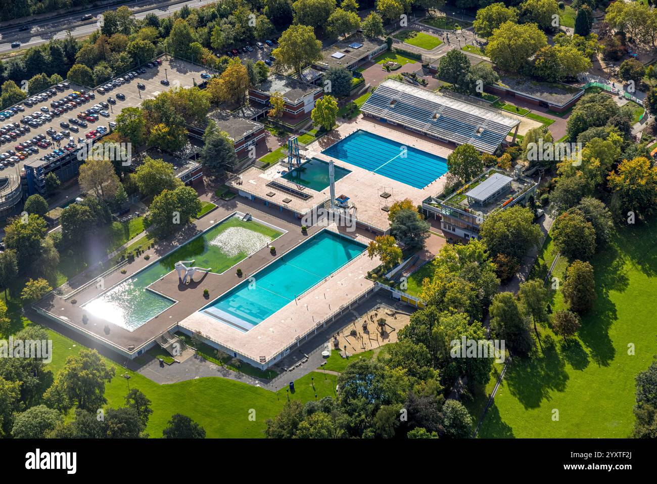 Vue aérienne, piscine Grugabad avec tribune à Grugapark, Rüttenscheid, Essen, région de la Ruhr, Rhénanie du Nord-Westphalie, Allemagne Banque D'Images