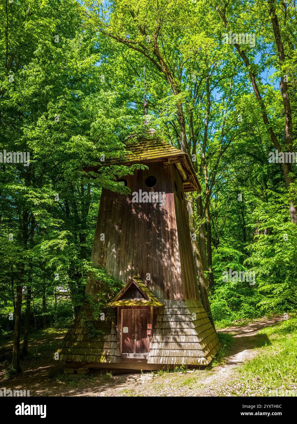 Sanok, Pologne - 4 mai 2024. Beffroi en bois de l'église grecque catholique de la Nativité de la mère de Dieu, de Grąziowa, un temple en bois à trois baies Banque D'Images