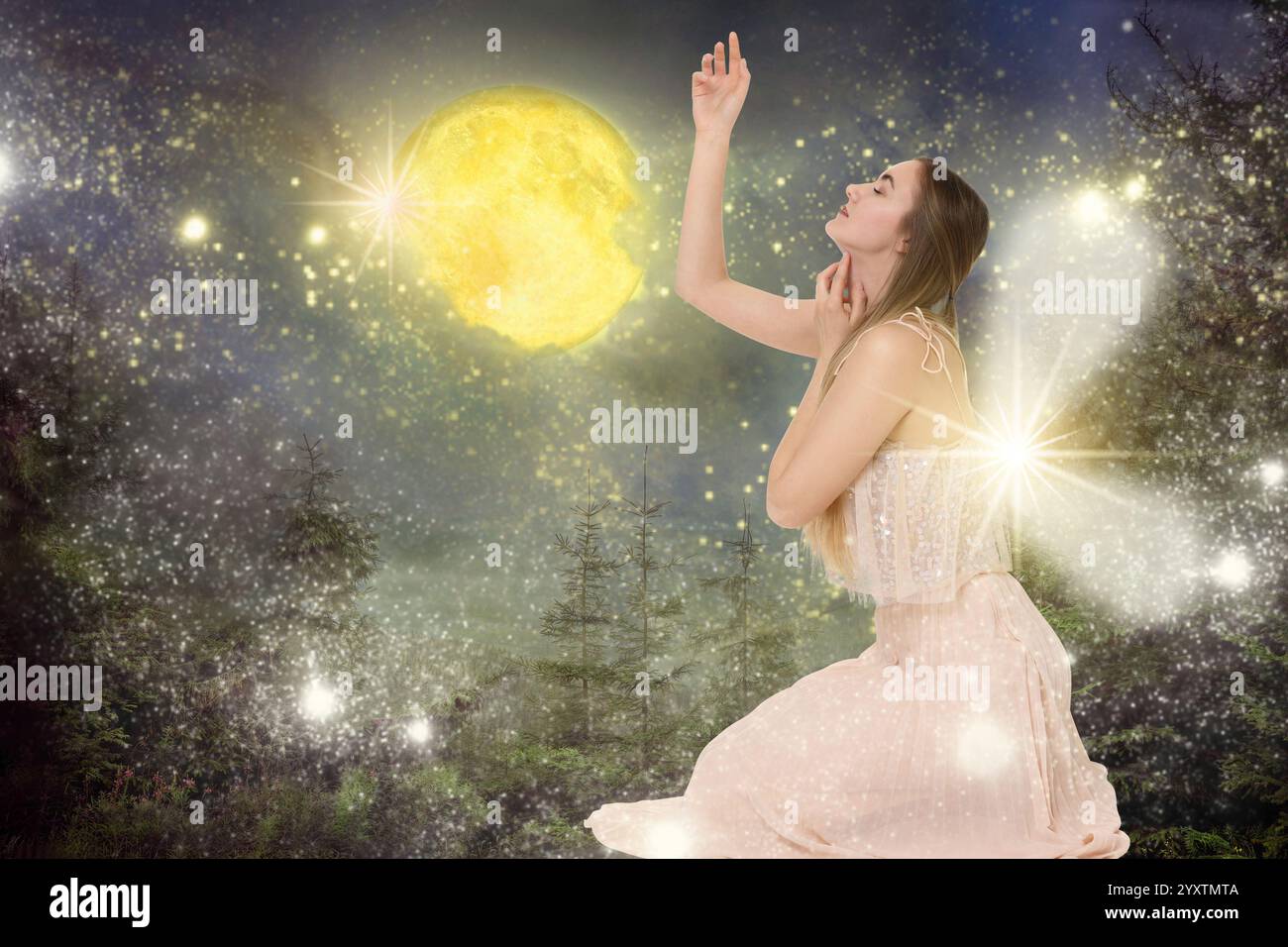 Enchanteur fée dans la forêt scintillante avec des lumières magiques sous la pleine lune. Belle fille avec des ailes Banque D'Images