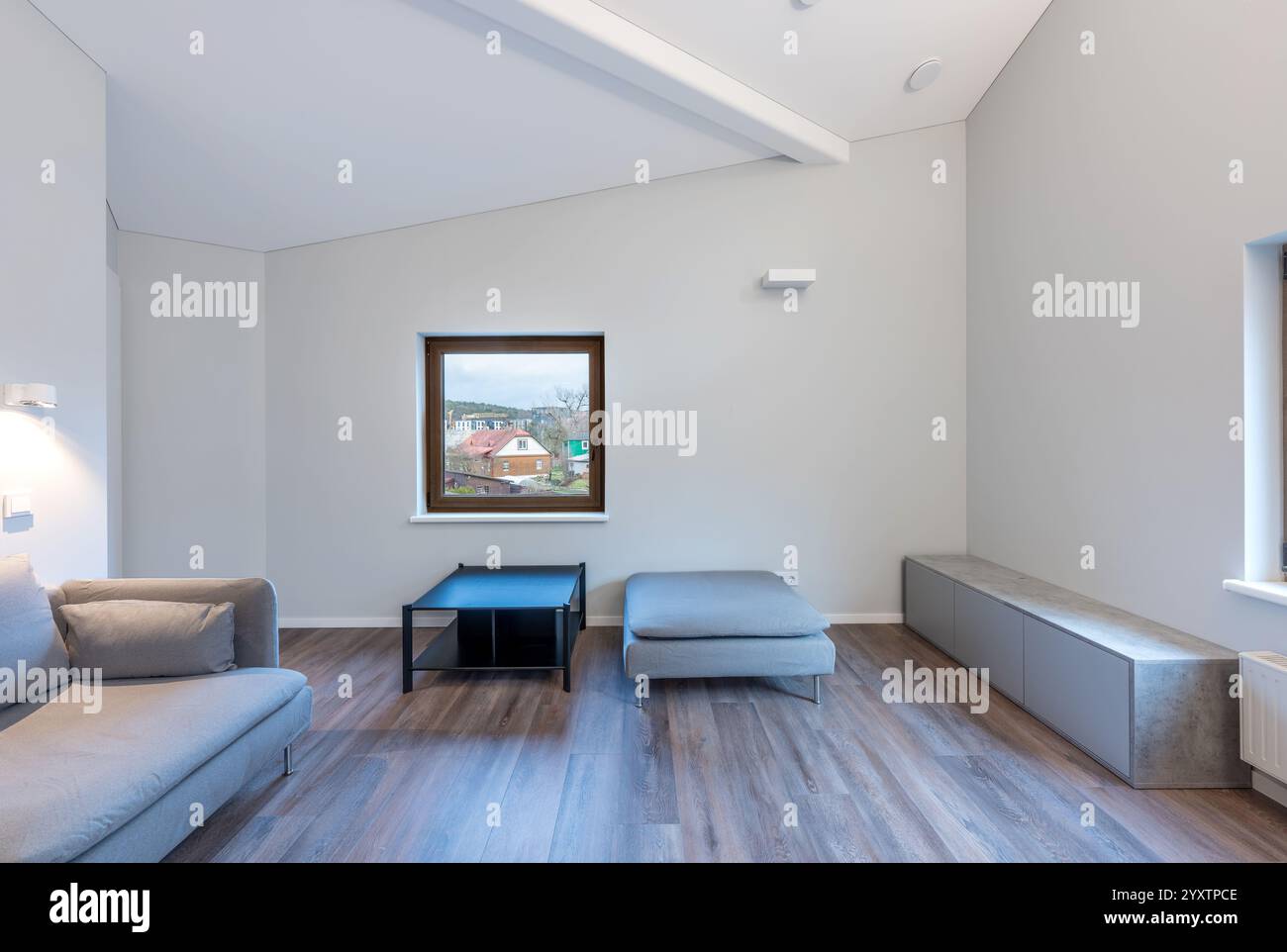 Salon propre et élégant présentant un mobilier moderne, la lumière naturelle des fenêtres et une atmosphère chaleureuse. Convient pour les concepts de design de maison, mi Banque D'Images