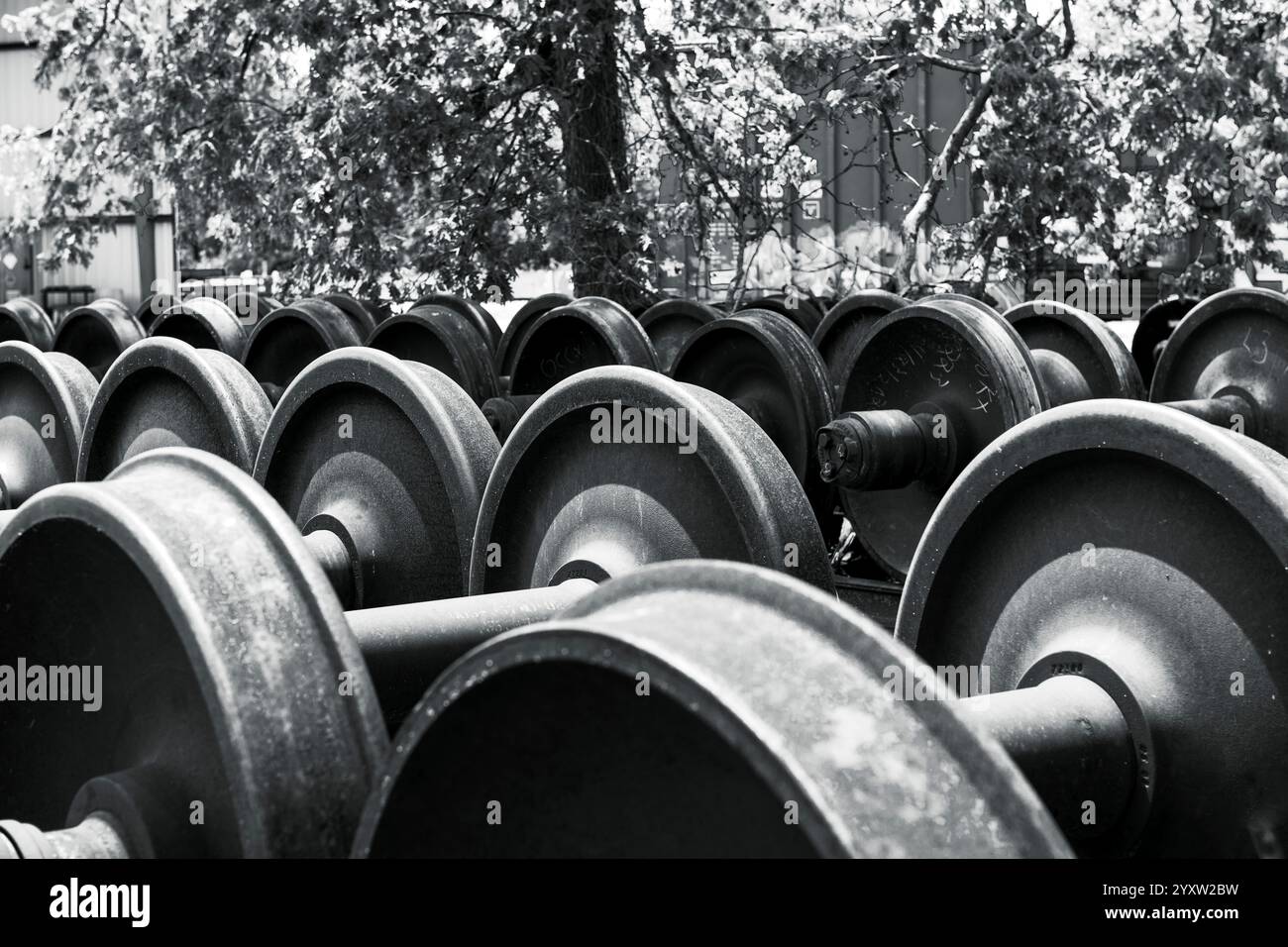 Rangées de nouveaux essieux de roue de voiture de boîte rouillée stockés dans la cour d'aiguillage de chemin de fer à Baldwin, Michigan, États-Unis Banque D'Images