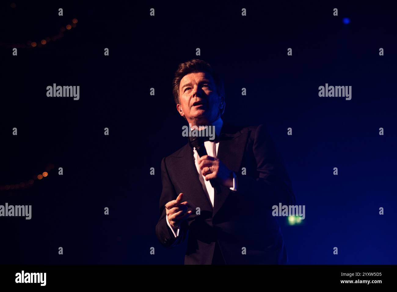 Londres, Royaume-Uni. 17e Dicember 2024. La légende de la pop des années 80, Rick Astley, se produit au Royal Albert Hall pour la série de concerts de Noël du lieu emblématique. Cristina Massei/Alamy Live News. Banque D'Images