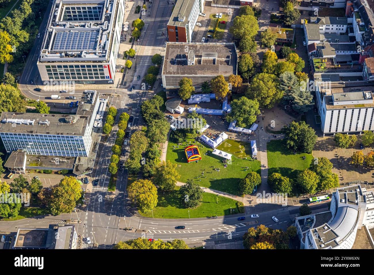 Vue aérienne, événement de loisirs à Volkspark avec château gonflable, ville centrale, Hagen, région de la Ruhr, Rhénanie du Nord-Westphalie, Allemagne Banque D'Images