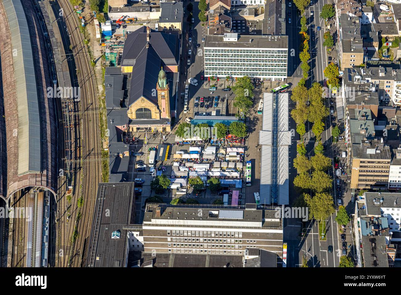 Vue aérienne, gare centrale HBF avec quais couverts et parvis de gare, étals de marché sur le parvis, ville centrale, Hagen, Ruhr, Nord R Banque D'Images Vue aérienne, gare centrale HBF avec quais couverts et parvis de gare, étals de marché sur le parvis, ville centrale, Hagen, Ruhr, Nord R Banque D'Images