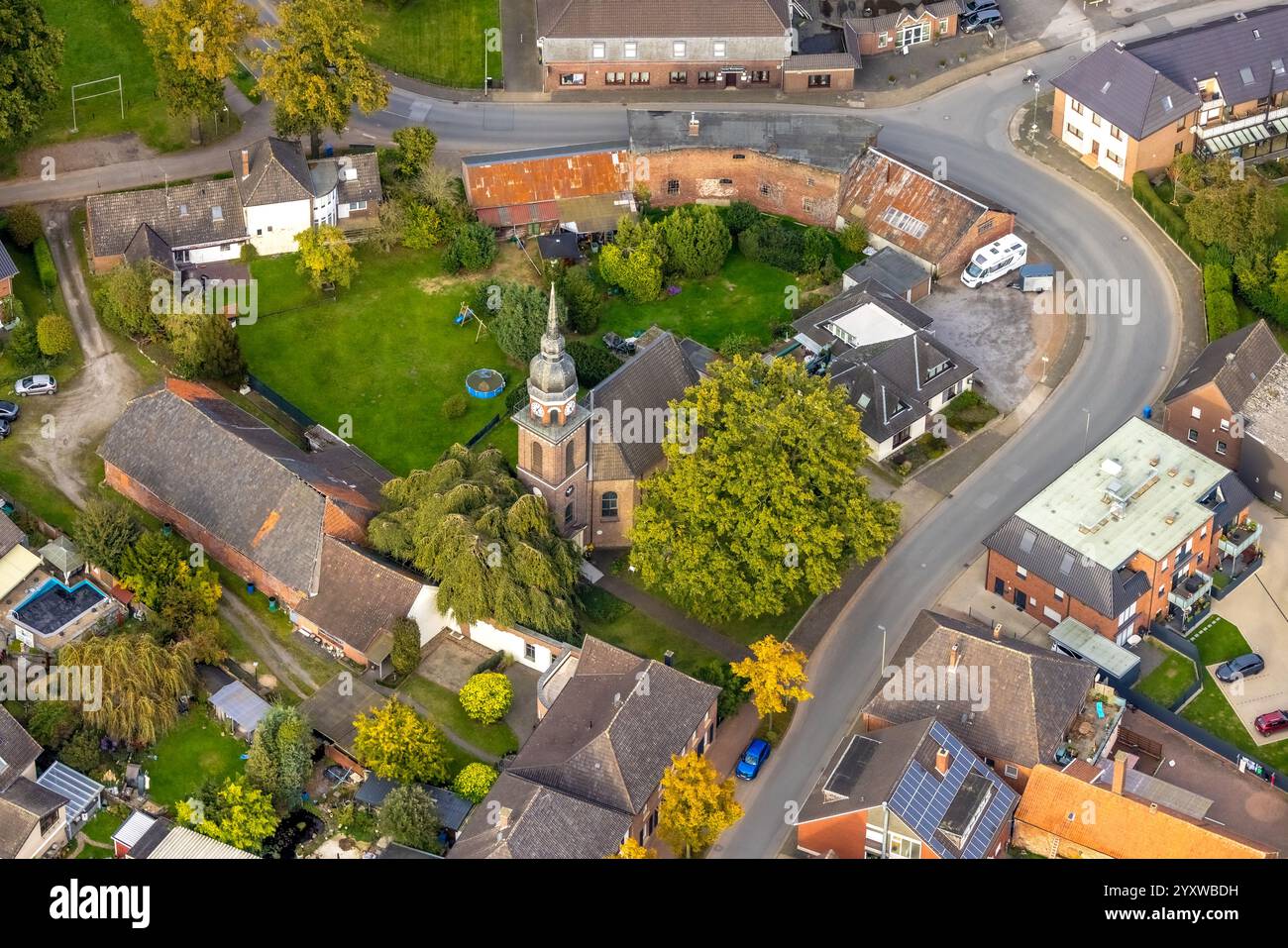 Vue aérienne, église protestante de Ringenberg sur la route principale, maisons délabrées sur une prairie verdoyante, Ringenberg, Hamminkeln, Bas Rhin, Rhénanie du Nord-Wes Banque D'Images