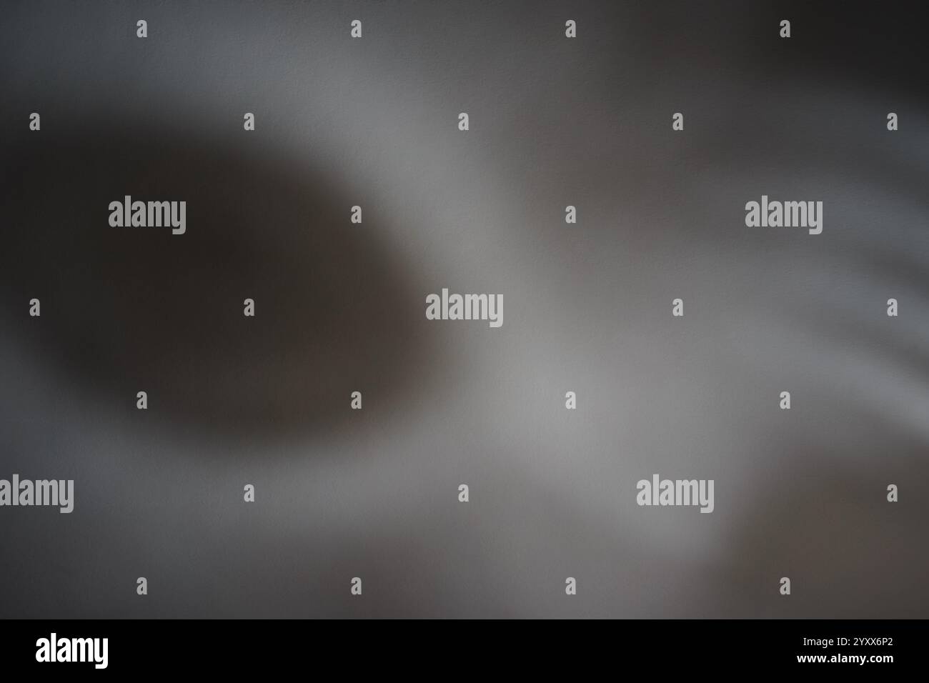 Les formes douces et les contours flous se mélangent, créant une œuvre abstraite de compris L'interaction de la lumière et de l'obscurité évoque un sentiment de profondeur et d'intrigu Banque D'Images