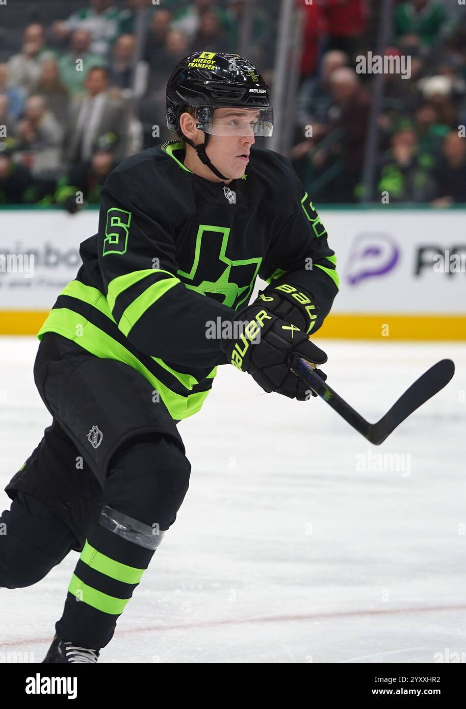 Dallas, États-Unis. 16 décembre 2024. Nils Lundkvist #5 des Stars de Dallas patine sur la glace avec le contrôle de la rondelle contre les Capitals de Washington lors du match de la Ligue nationale de hockey au American Airlines Center. Score final Dallas Stars 3-1 Washington Capitals. Le 16 décembre 2024 à Dallas, Texas, États-Unis. (Photo de Javier Vicencio/Eyepix Group/SIPA USA) crédit : SIPA USA/Alamy Live News Banque D'Images