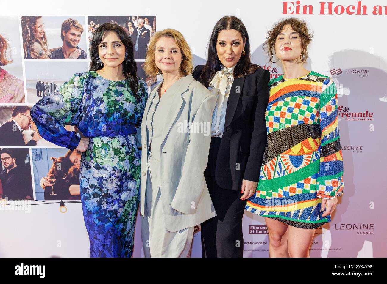 17.12.2024. Essen. Kino-Premiere in der Essener Lichtburg. FESTE & FREUNDE – EIN HOCH AUF UNS ! Hier : Pegah Ferydoni, Annette Frier, Jasmin Shakeri Banque D'Images