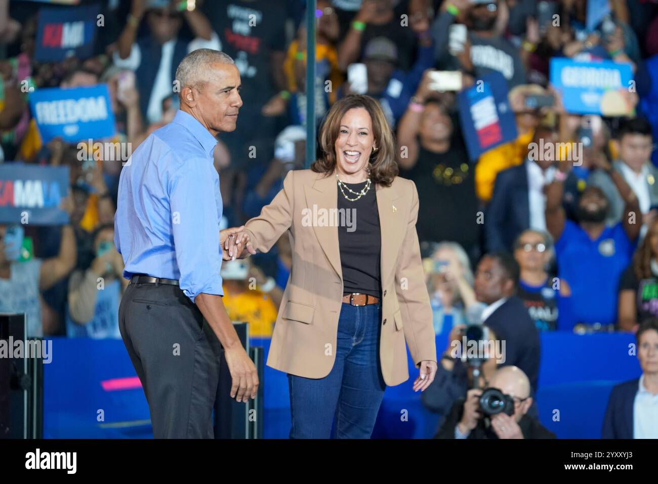 L'ancien président Barack Obama et le candidat démocrate à la présidence, le vice-président américain Kamala Harris, apparaissent sur scène lors d'un rassemblement de campagne au stade James R Hallford le 24 octobre 2024 à Clarkston, Géorgie, États-Unis. (Photo de Julia Beverly/Alamy Live News) Banque D'Images