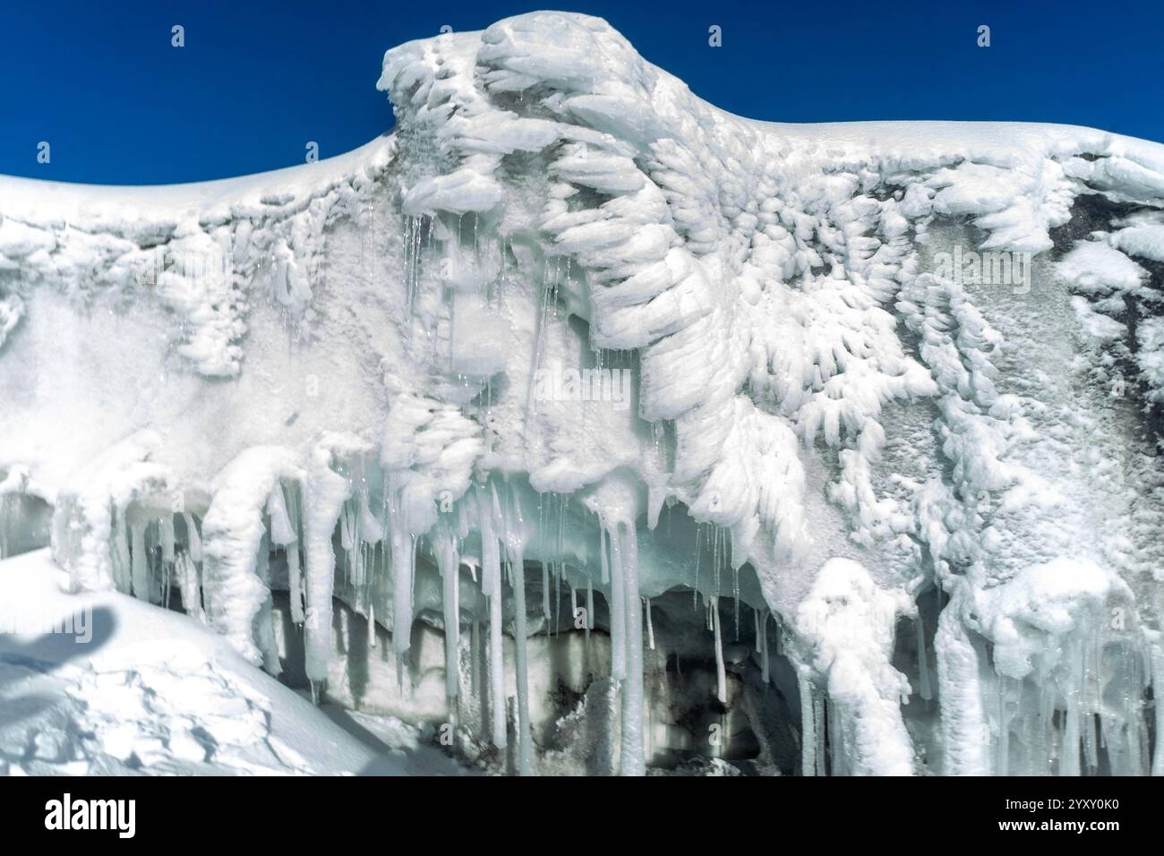 Fonte du glacier du volcan Cotopaxi à 8:00. Le volcan Cotopaxi, connu comme l’un des volcans les plus dangereux au monde, son activité récurrente et son histoire d’éruptions ont laissé une marque profonde sur l’histoire de cette terre, selon l’Institut Géophysique. La masse de glace de Cotopaxi commence à se déployer à partir de 4900 mètres et atteint son sommet à 5897 mètres au-dessus du niveau de la mer, selon les conditions météorologiques. Cependant, ce glacier est également confronté à une détérioration alarmante. La combinaison de son état éruptif et des effets du réchauffement climatique menace d’accélérer sa disparition, jusqu’à présent il a perdu 45% de son surfa Banque D'Images