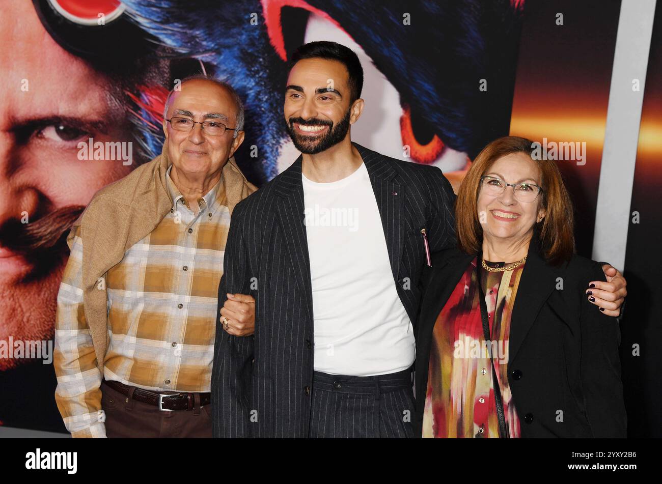 HOLLYWOOD, CALIFORNIE - 16 DÉCEMBRE : Lee Majdoub (C) et sa famille assistent à la première à Los Angeles de 'Sonic the Hedgehog 3' de Paramount au TCL Chinese T. Banque D'Images