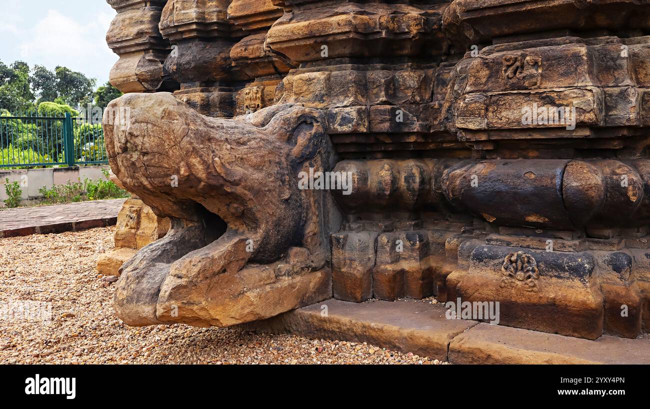 Vue de l'ancienne sculpture en ruines makara (motif crocodile) au temple Jain, Banda, Purulia, Bengale occidental, Inde. Banque D'Images