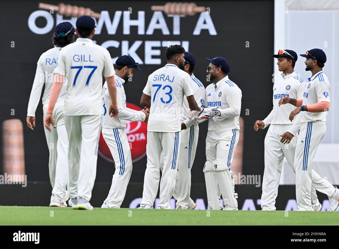 Le Gabba, Brisbane, Australie. 18 décembre 2024. International test Cricket, Australie contre Inde 3ème jour de test 5 ; Inde célébrer le guichet de Travis Head of Australia Credit : action plus Sports/Alamy Live News Banque D'Images