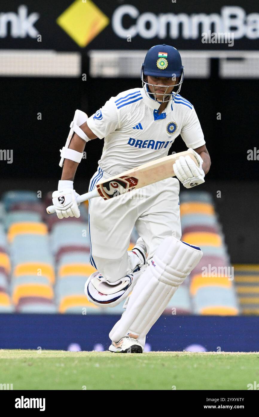 Le Gabba, Brisbane, Australie. 18 décembre 2024. International test Cricket, Australie contre Inde 3e jour de test 5 ; Yashasvi Jaiswal de l'Inde court entre les guichets crédit : action plus Sports/Alamy Live News Banque D'Images