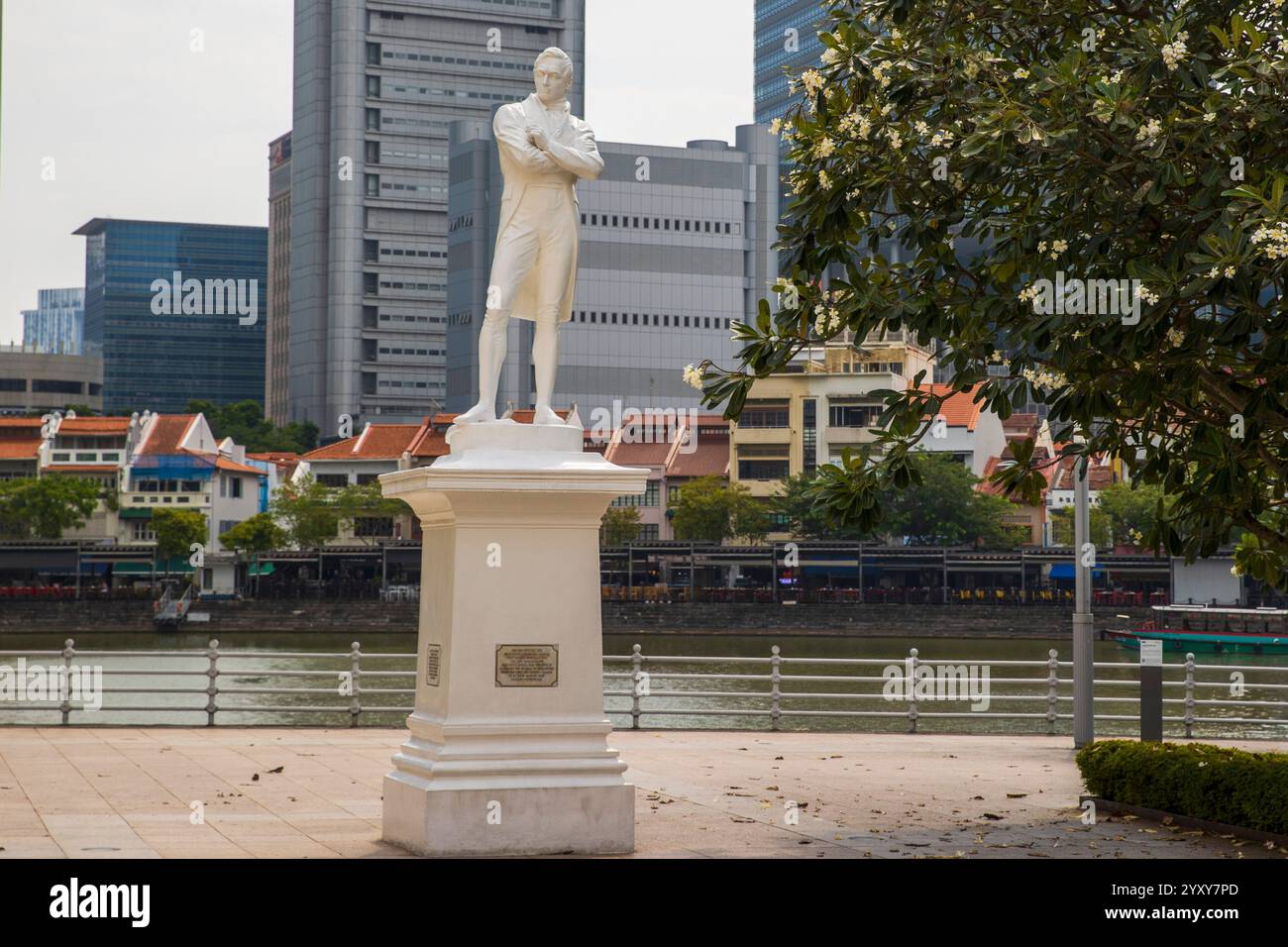 Statue de Sir Thomas Stamford Raffles sur le site de débarquement de Raffles, Boat Quay, Singapour. Photo : David Rowland / One-Image.com Banque D'Images