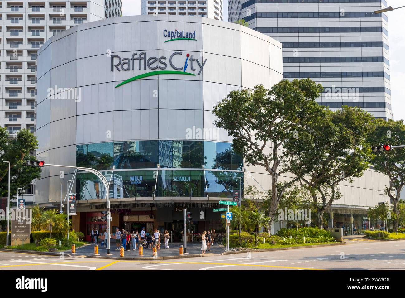Les foules se rassemblent devant le centre commercial Raffles City à Singapour, mettant en avant une expérience de shopping dynamique dans un cadre urbain moderne., Singapour. Banque D'Images