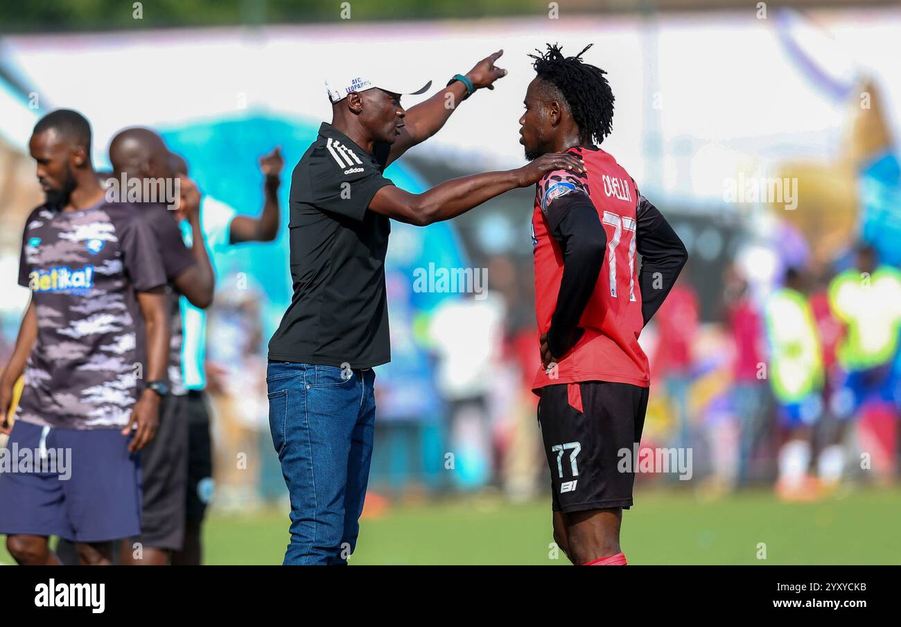 NAIROBI, KENYA - 15 DÉCEMBRE : L'entraîneur des léopards de l'AFC, Fred Ambani, conseille le joueur Ochieng Ovella contre Sofapaka lors du match de première ligue de la FKF entre Sof Banque D'Images