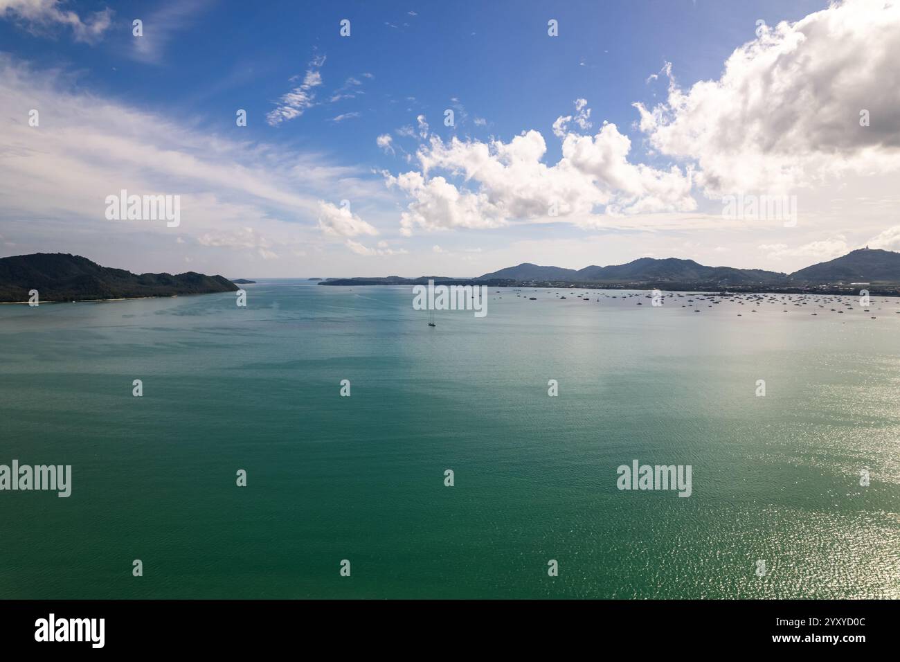 Vue aérienne d'un fond bleu de texture de l'eau de surface de la mer, réflexions du soleil sur l'océan, drone volant aérien vue vagues texture de surface de l'eau sur t ensoleillé Banque D'Images