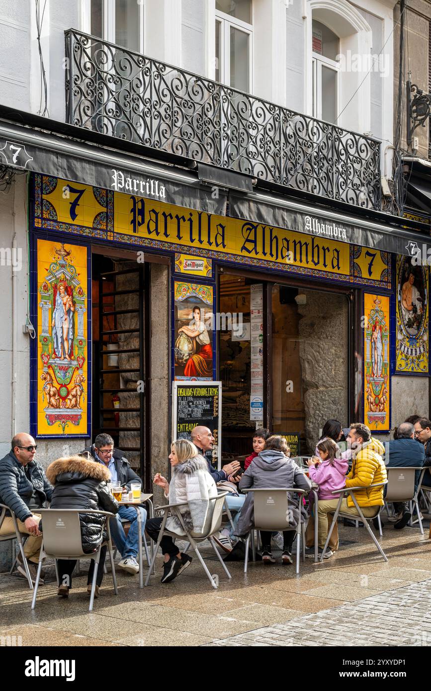 Scène gastronomique dans le Barrio de Las Letras (quartier littéraire), Madrid, Espagne Banque D'Images